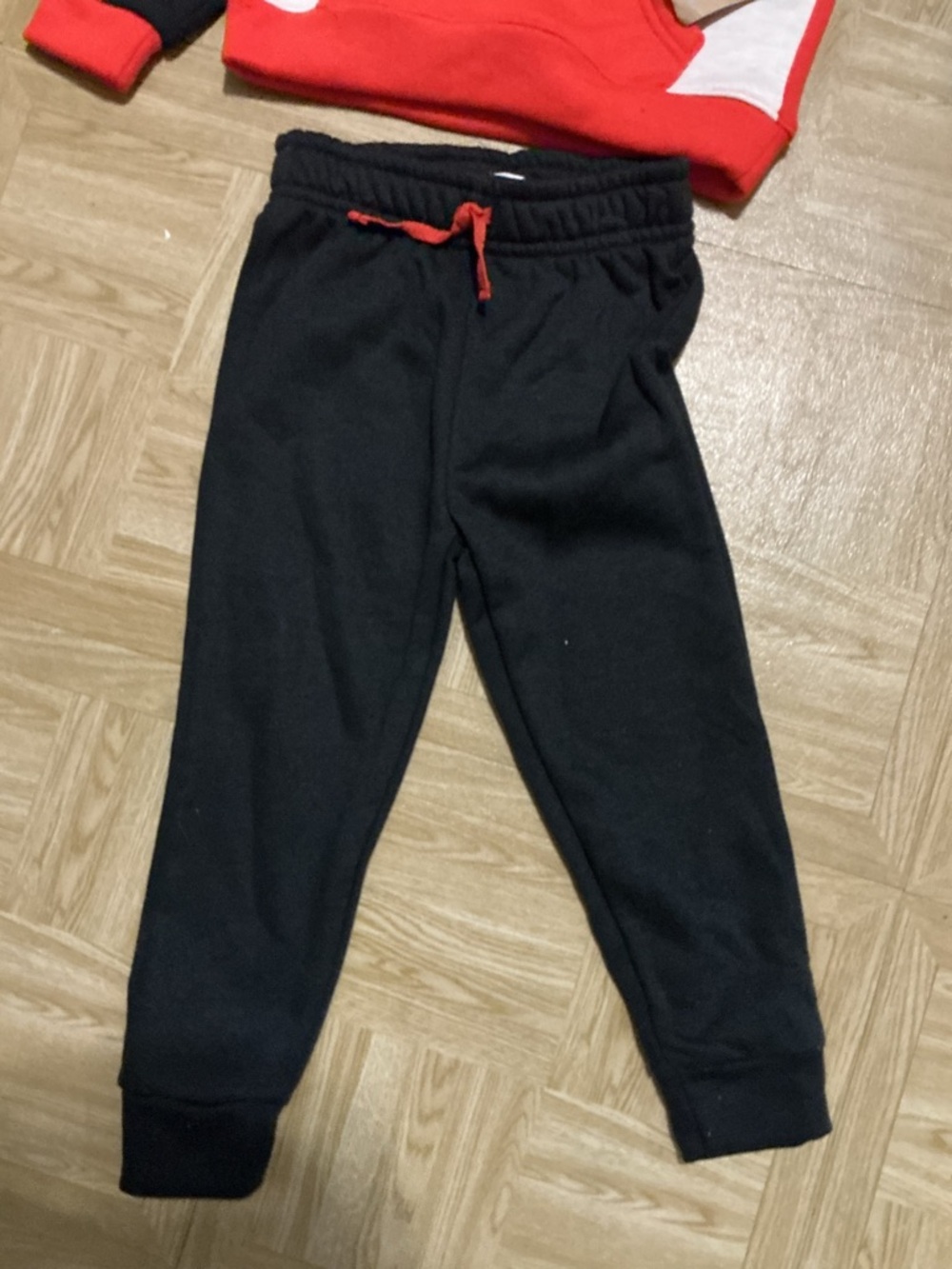 Kids Red & Black Two-Tone Hoodie and Jogger Set - Picture 4 of 4